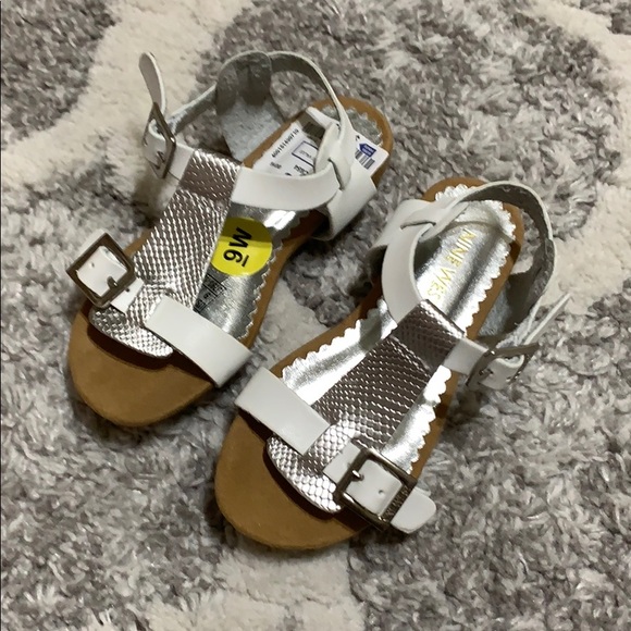 3/$15 🎉 Nine West sandal - Picture 1 of 5